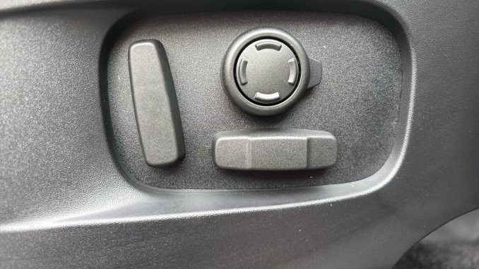 Land Rover Defender 3.0 D350 X-Dynamic HSE 90 3dr Auto Diesel Estate - Image 31